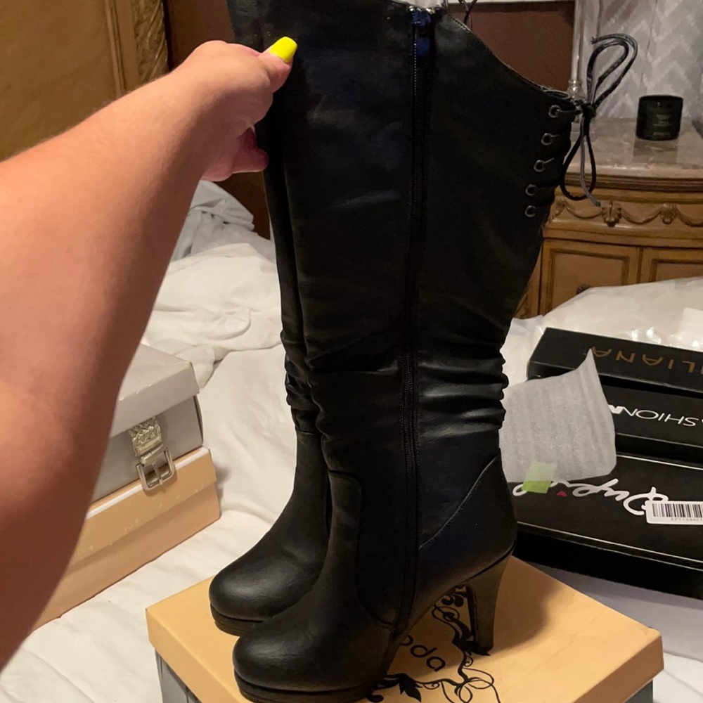 Hight top tie boots